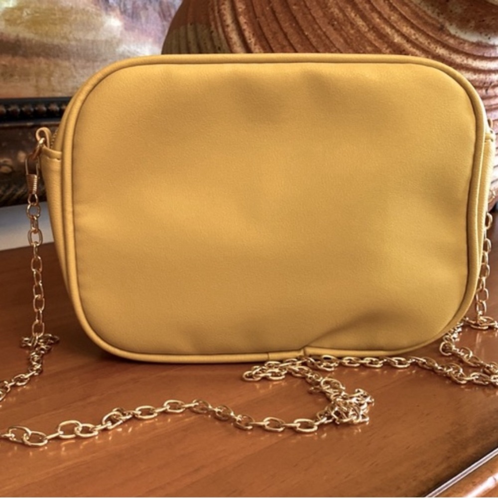 Yellow Crossbody With Gold Chain and Zippered Closure - Picture 2 of 8
